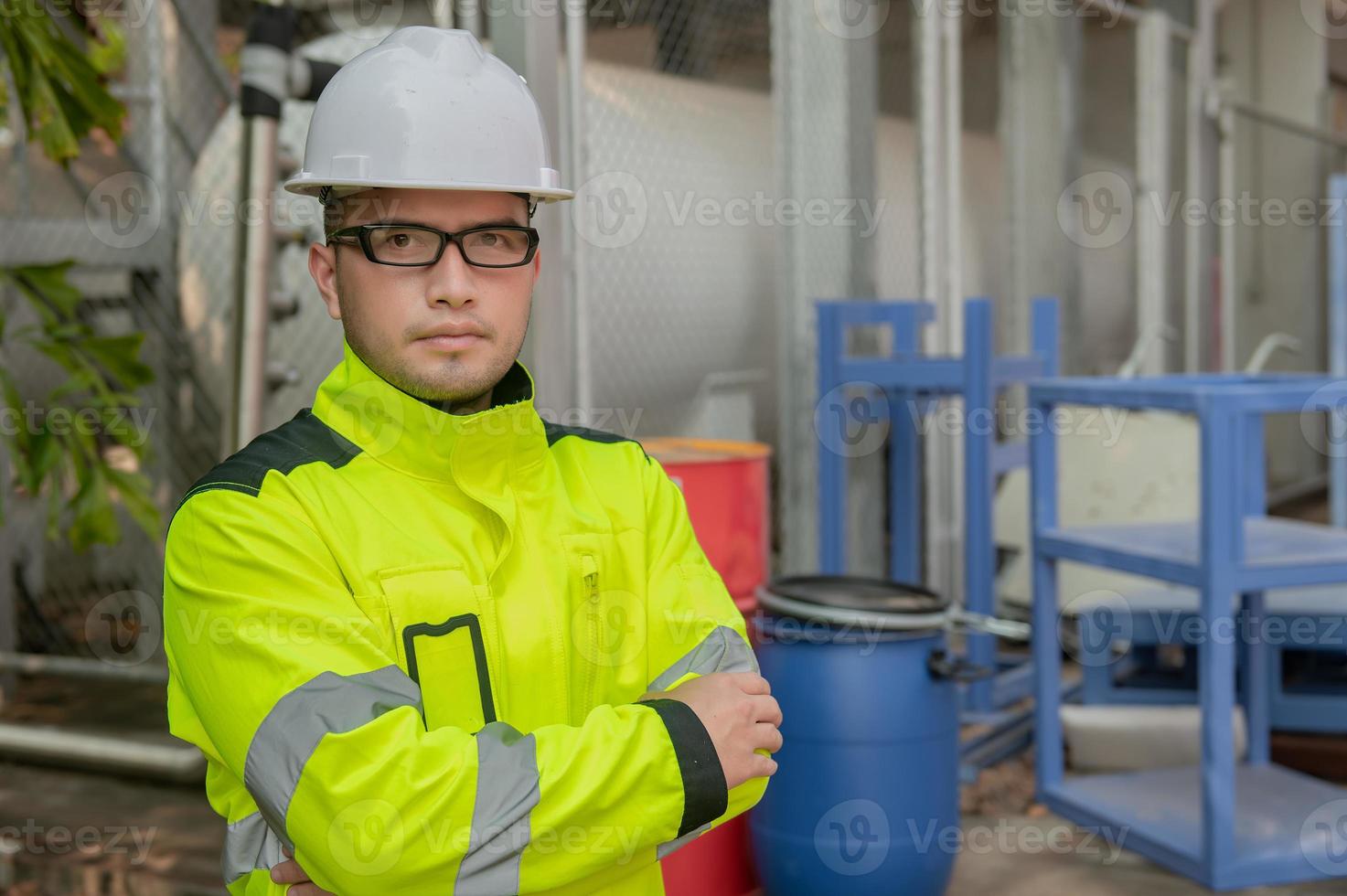 los ingenieros trabajan en el lugar para mantener el helio líquido, la verificación del programa de mantenimiento preventivo, la gente de Tailandia, los técnicos y los ingenieros discuten el trabajo juntos. foto