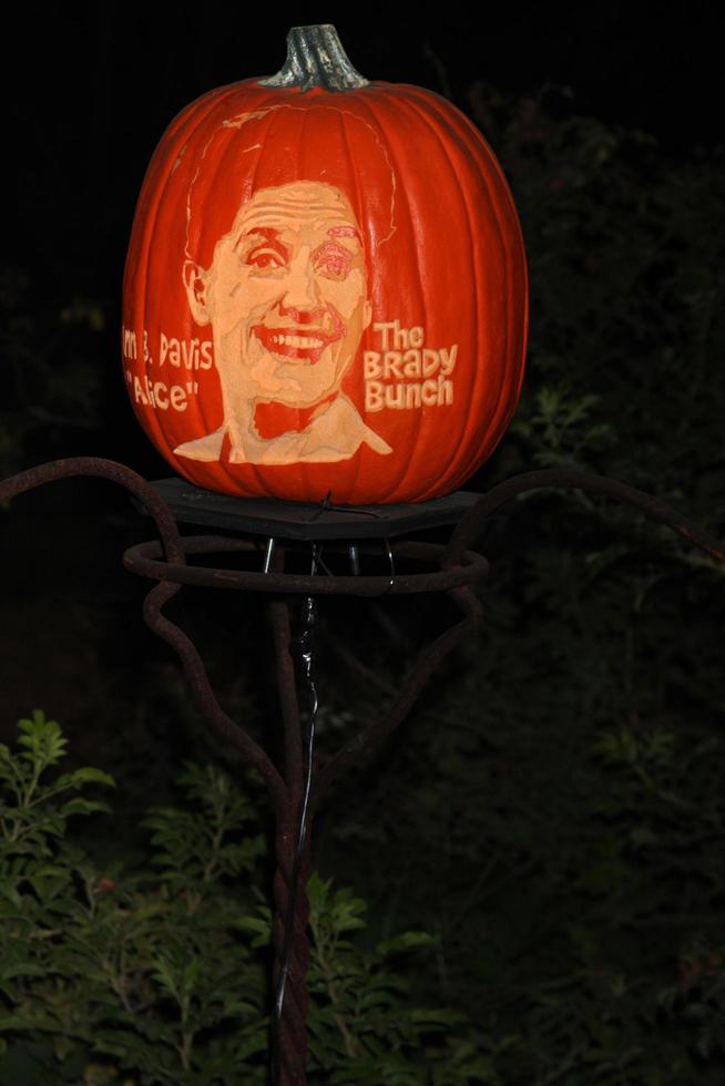 los angeles - 4 de octubre - ann b davis tallado calabaza en el ascenso de las linternas jack o en los jardines de descanso el 4 de octubre de 2014 en la canada flintridge, ca foto