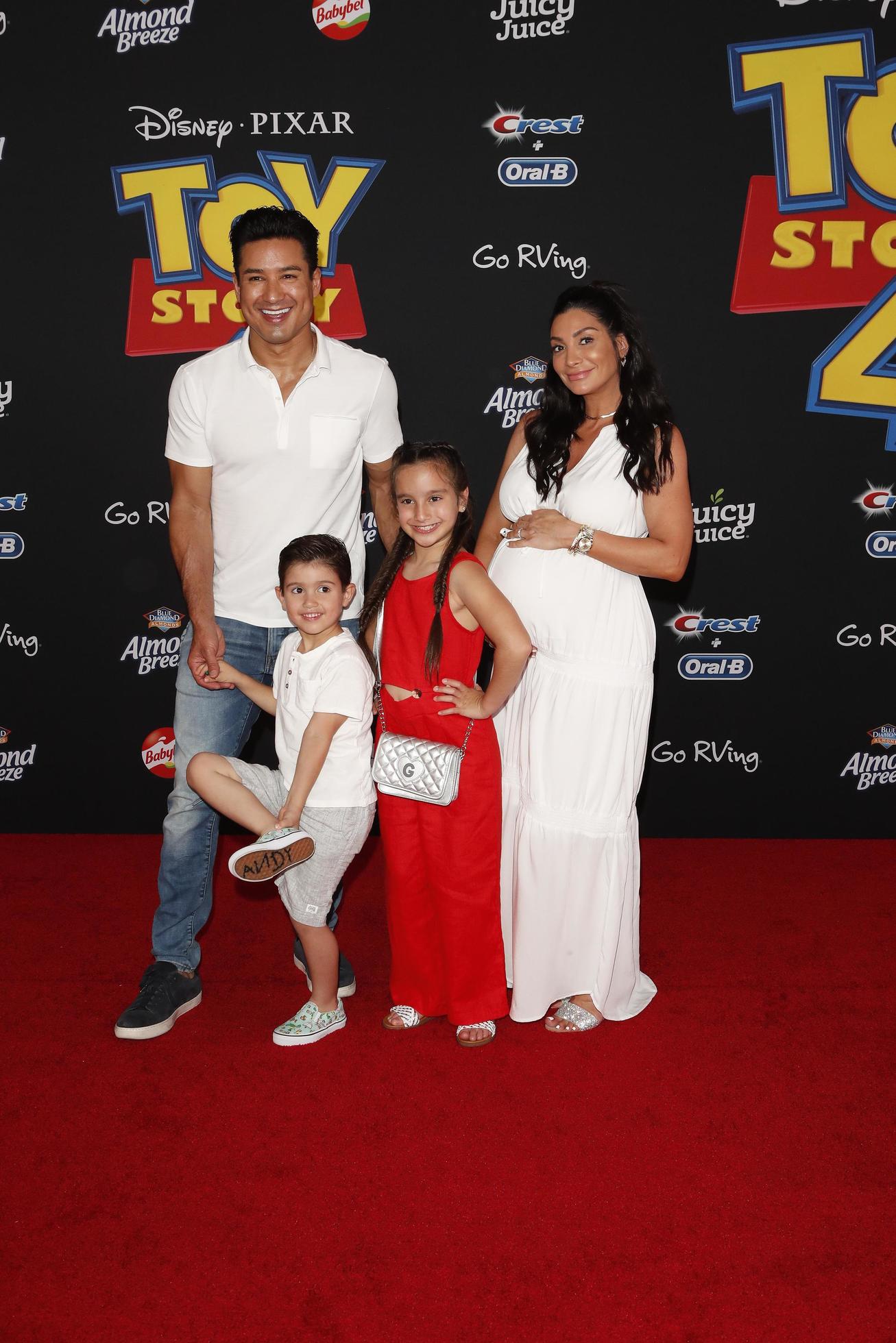LOS ANGELES JUN 11 Mario Lopez, Courtney Lopez, Dominic Lopez, Gia