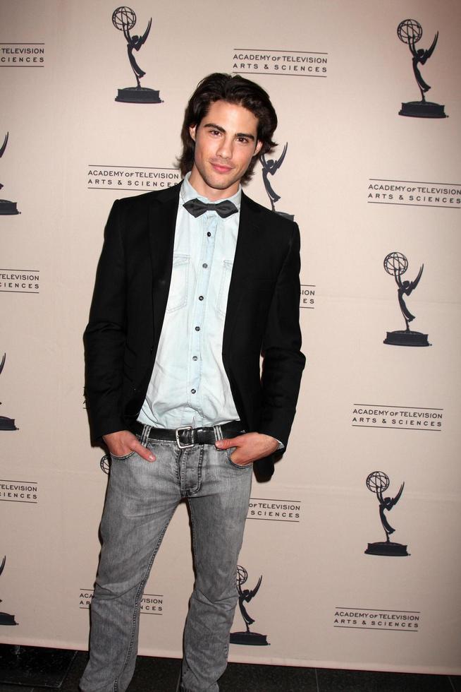 los angeles - 16 de junio - francisco san martin llegando a la academia de artes televisivas y ciencias recepción diurna de nominados al emmy en el hotel sls en beverly hills el 16 de junio de 2011 en beverly hills, ca foto