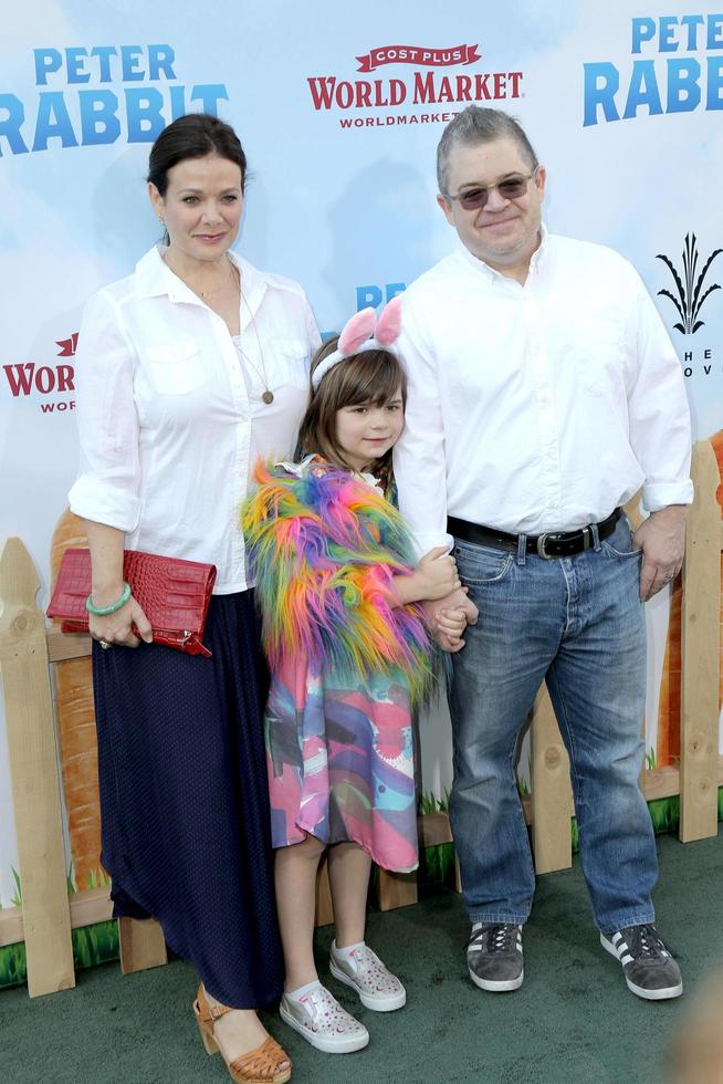 los angeles - 3 de febrero meredith salenger, alice oswalt, patton oswalt en el estreno de peter rabbit en pacific theaters at the grove el 3 de febrero de 2018 en los angeles, ca foto