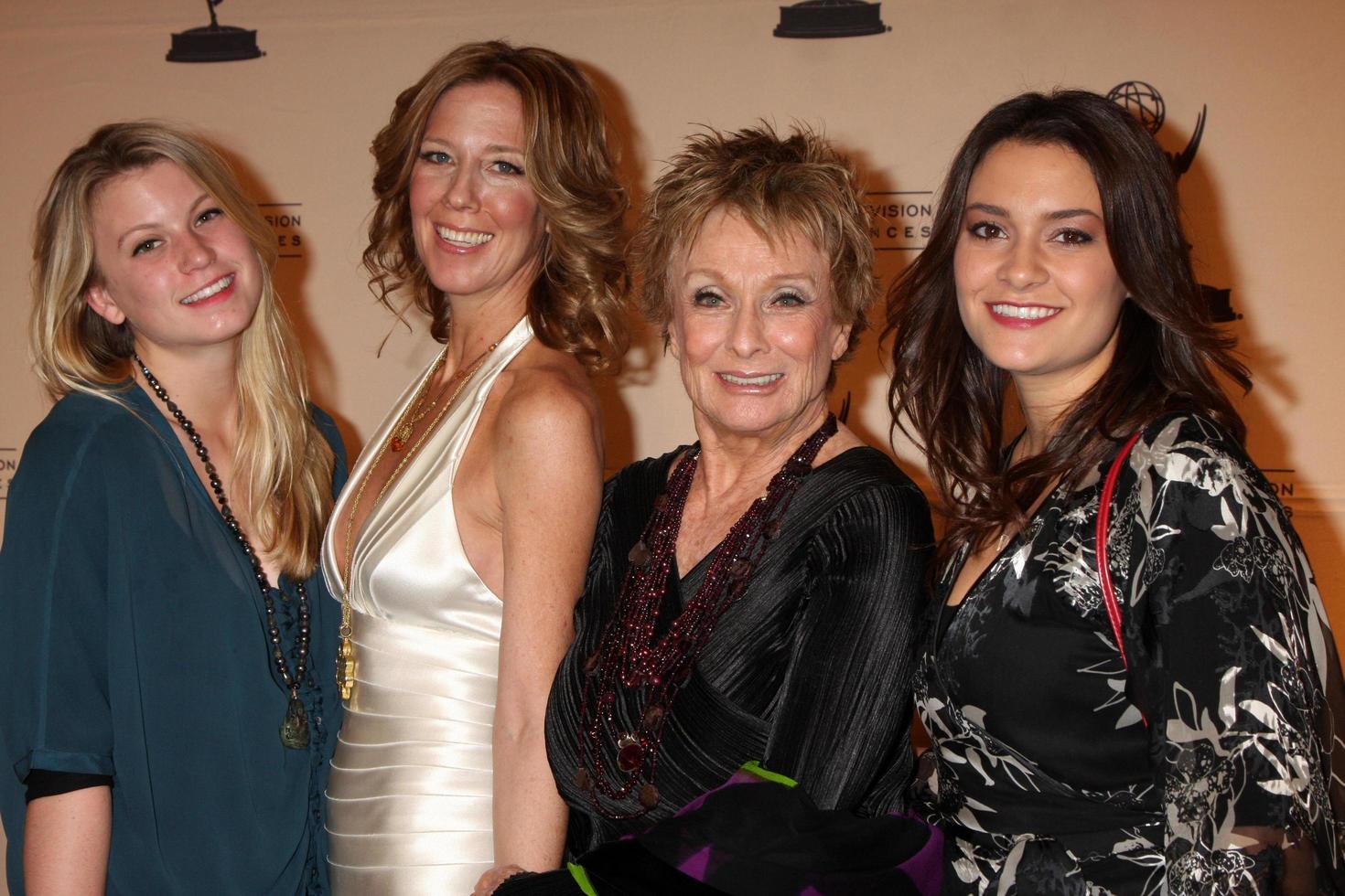 los angeles - 20 de enero - cloris leachman, la familia llega a la vigésima gala anual de inducción del comité atashall of fame en el hotel beverly hills el 20 de enero de 2011 en beverly hills, ca foto