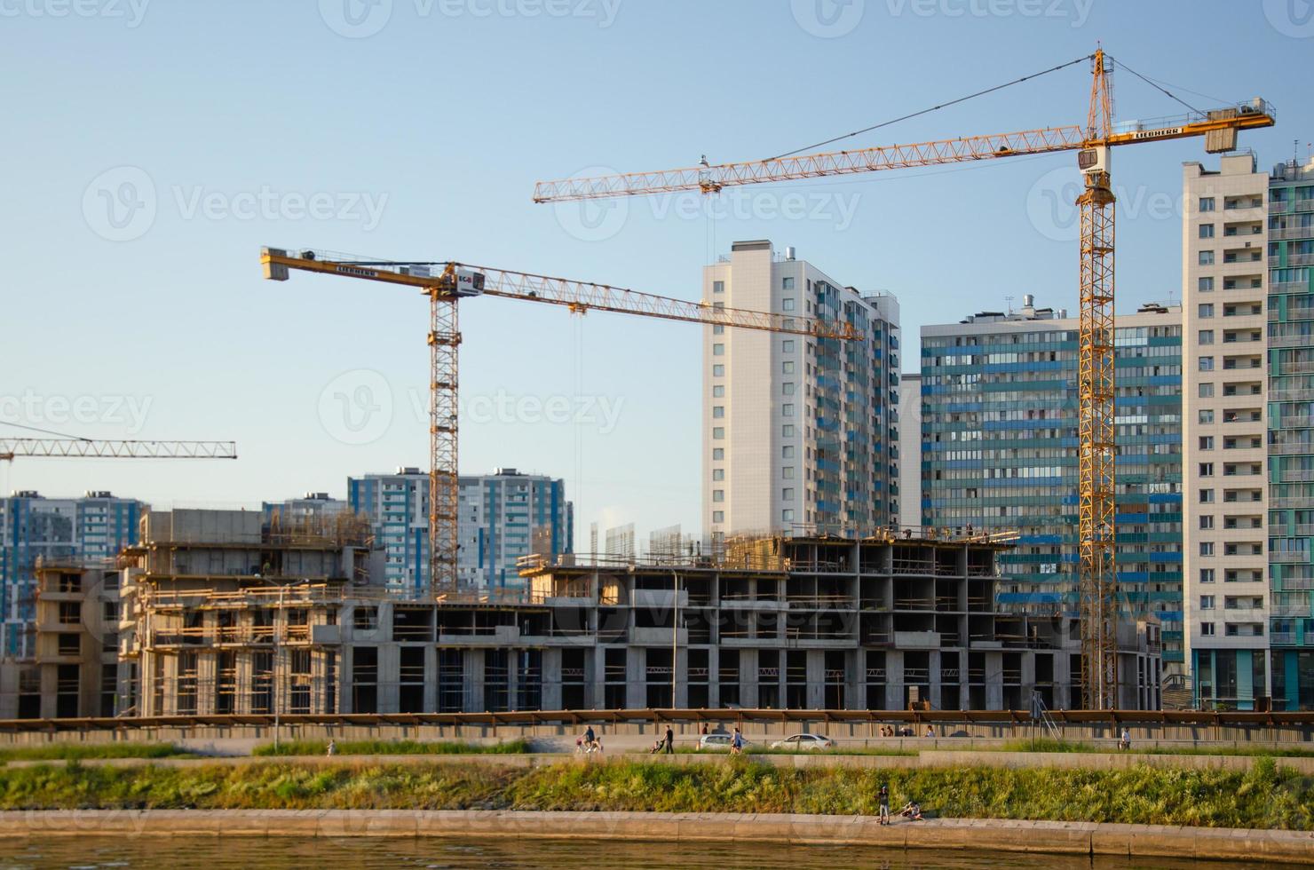 construcción de casas en la ciudad a orillas del río foto