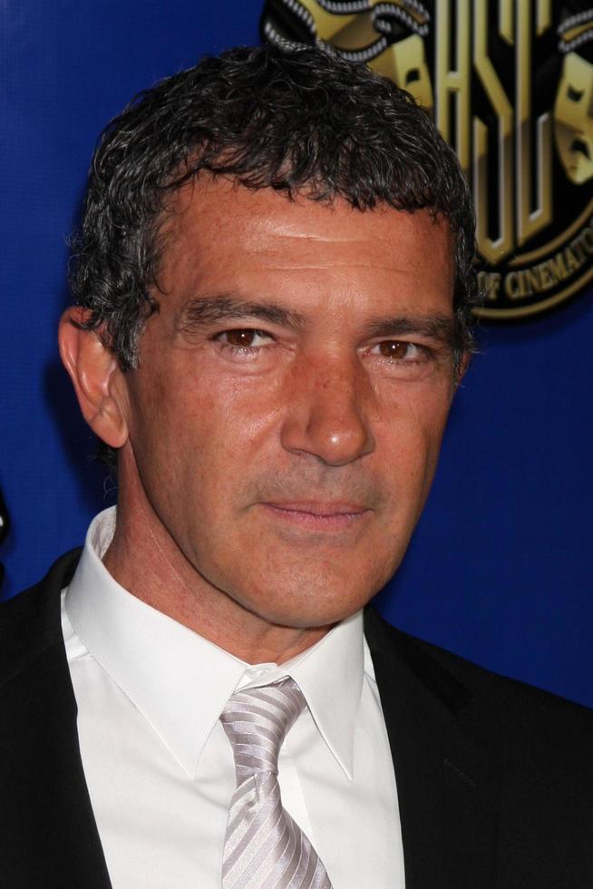 los angeles - 12 de febrero - antonio banderas en el área de prensa de los premios de la sociedad americana de directores de fotografía 2012 en el grand ballroom, hollywood y highland el 12 de febrero de 2012 en los angeles, ca foto