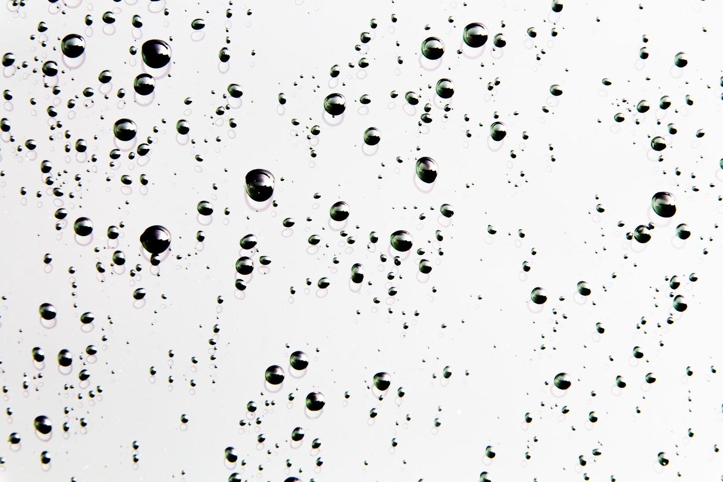 gotas de agua y gotas de agua sobre vidrio transparente. foto