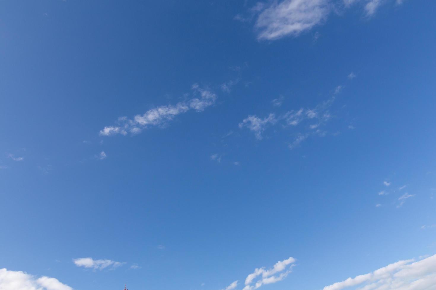 nubes blancas, flotando y formándose con un cielo azul en el fondo foto