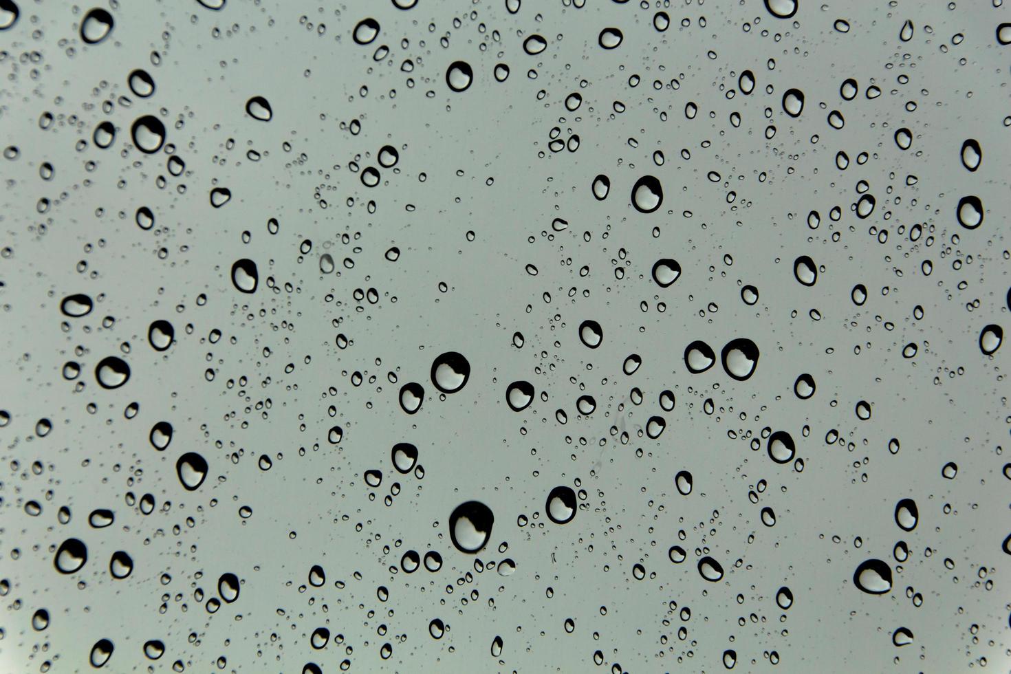 gotas de agua y gotas de agua sobre vidrio transparente. foto