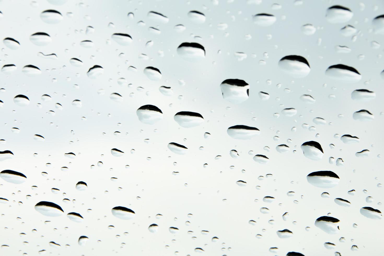 gotas de agua y gotas de agua sobre vidrio transparente. foto