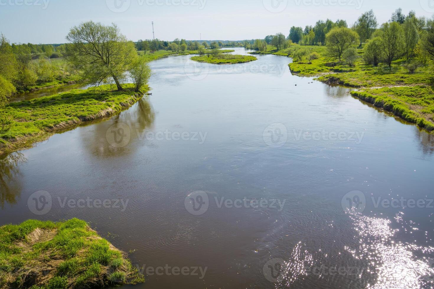 río rural y cielo azul foto