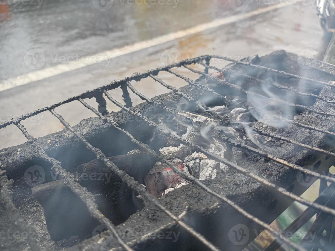 la parrilla de carbón en llamas humeaba. primer plano, vista frontal. foto