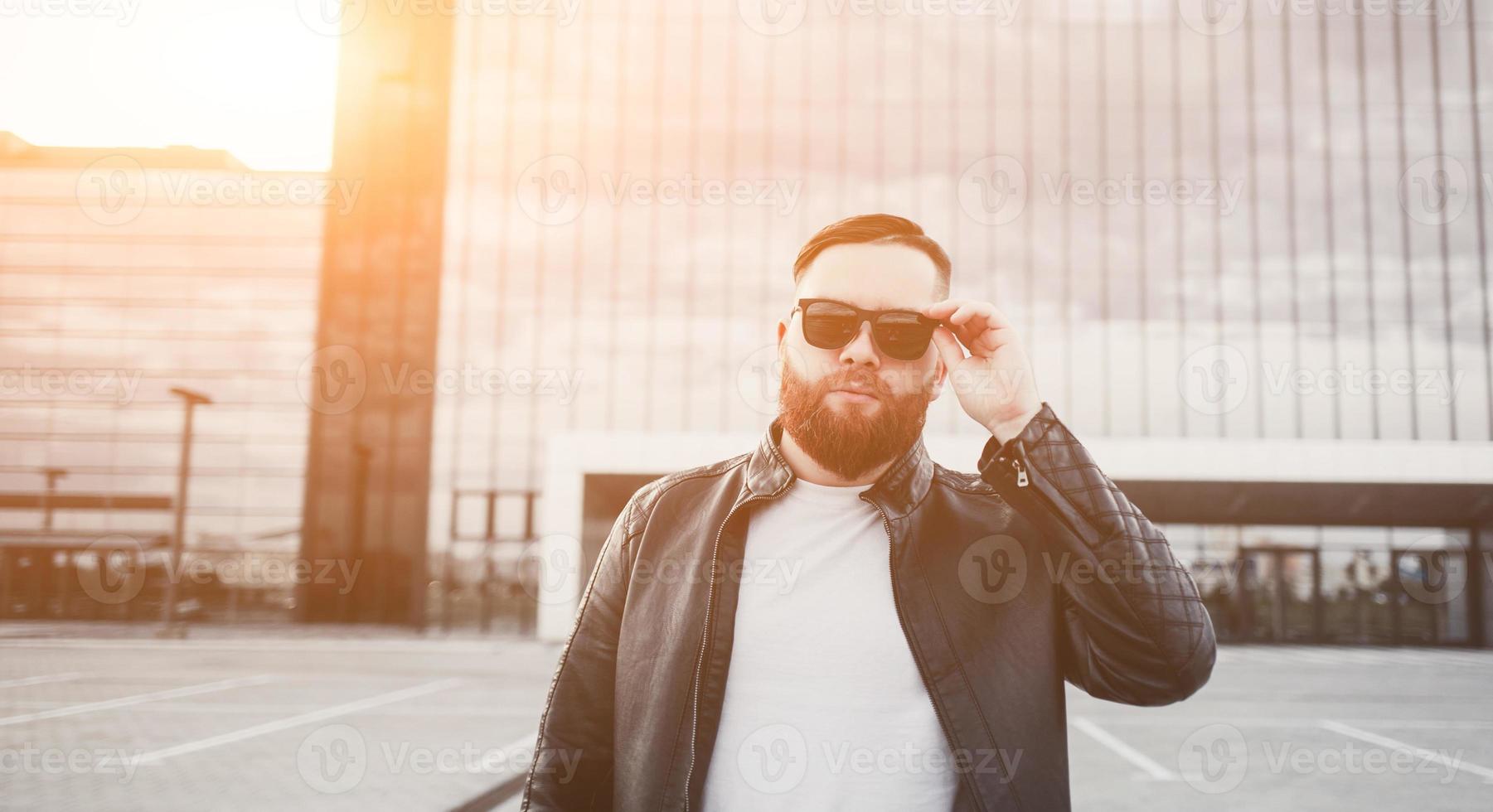 hombre elegante con chaqueta de cuero foto