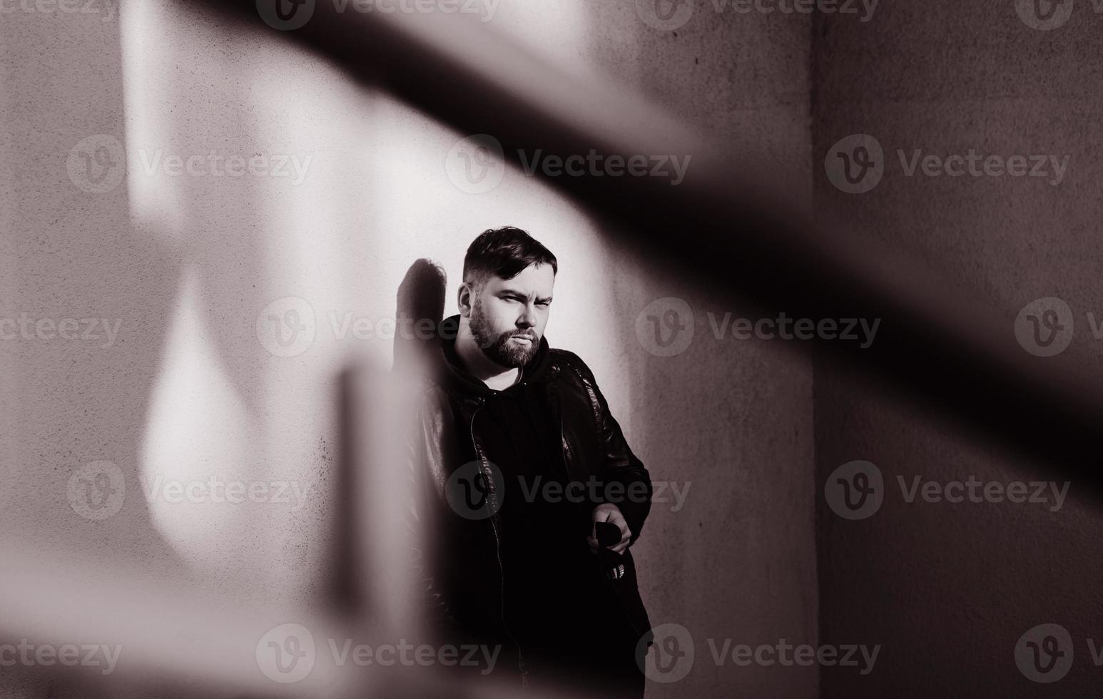 hombre guapo con chaqueta de cuero foto