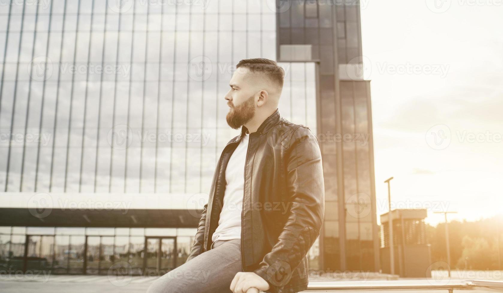 joven elegante con chaqueta de cuero foto