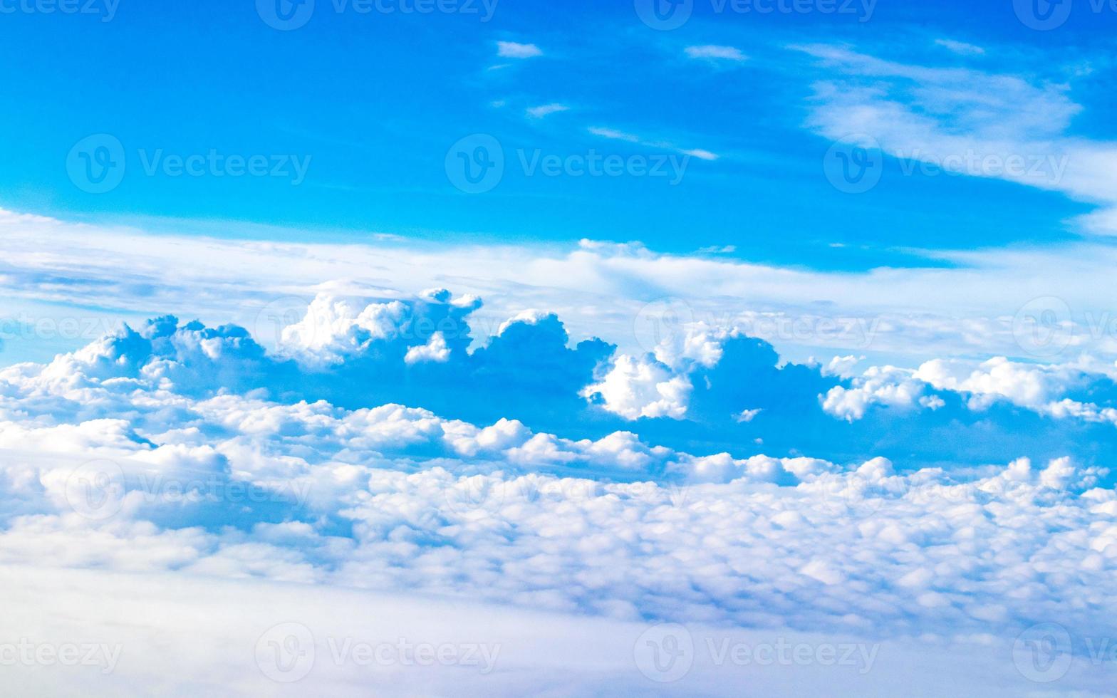 volando por encima de las nubes hermoso panorama de nubes sobre Singapur. foto