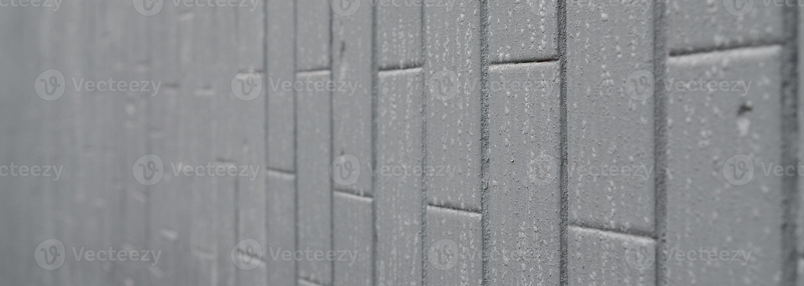 la textura de la pared del viejo azulejo, pintada de gris bajo la influencia de la condensación. muchas gotas pequeñas y manchas de agua en la pared foto