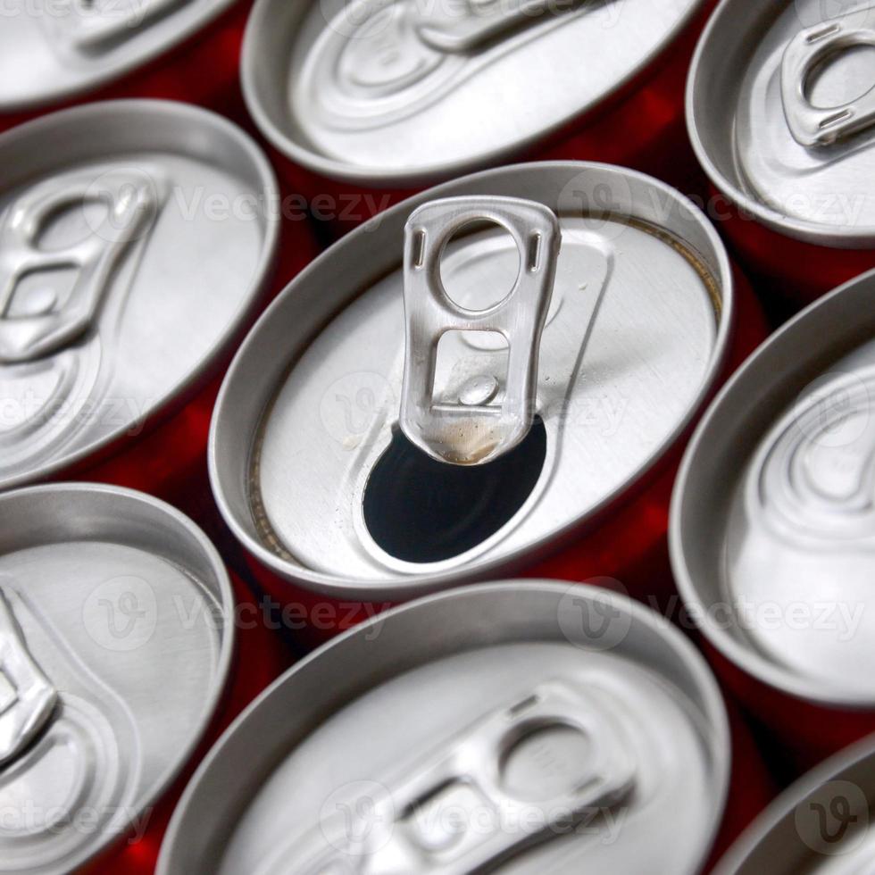 muchas latas de refresco de aluminio. publicidad de bebidas gaseosas o latas de fabricación en masa foto