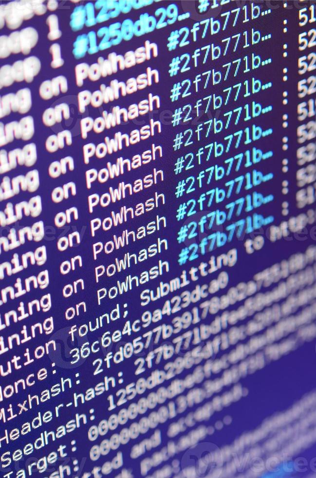 instantánea macro de la interfaz del programa para la extracción de moneda criptográfica en el monitor de una computadora de oficina. el concepto de minería de bitcoins. el flujo de cadenas de información y datos foto