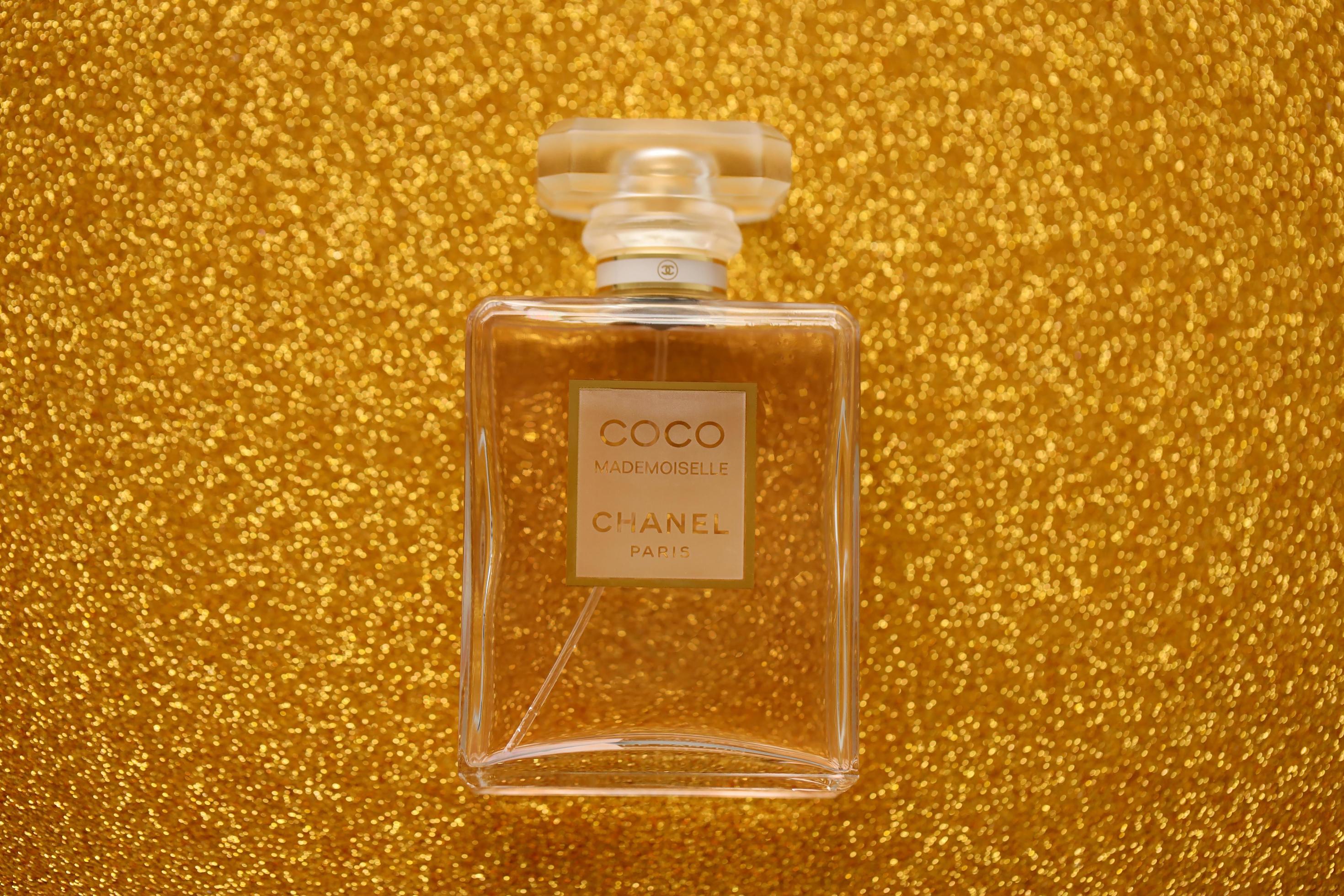 TERNOPIL, UKRAINE - SEPTEMBER 2, 2022 Chanel Number 5 Eau Premiere worldwide  famous french perfume bottle on shiny glitter background in purple colors  12345886 Stock Photo at Vecteezy
