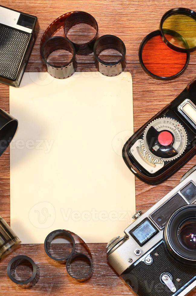 bodegón con equipo de fotografía antiguo foto