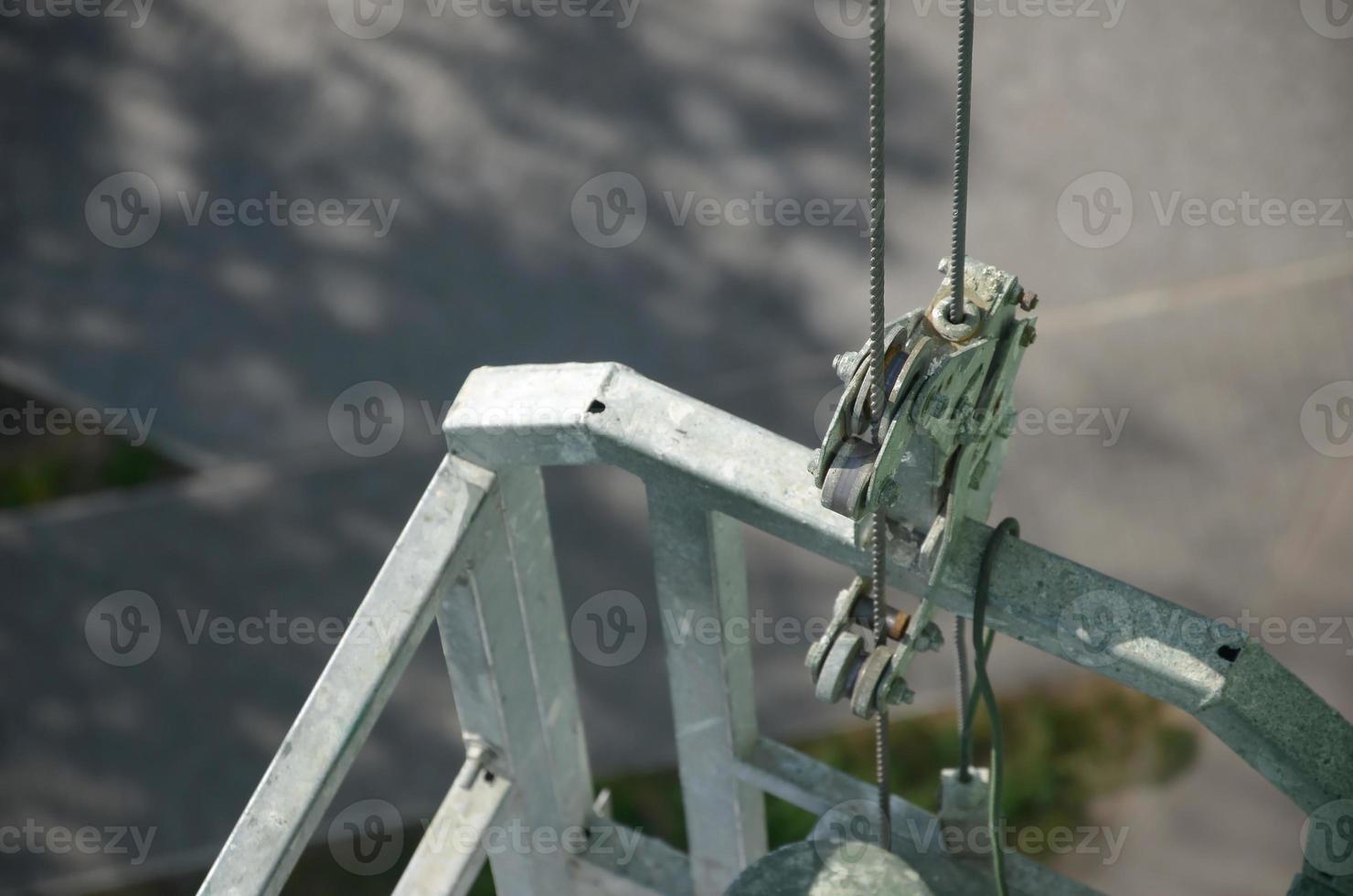 bloqueo de seguridad como parte de la plataforma suspendida de cable de acero para trabajos de fachada en edificios altos de varias plantas. bloqueo de seguridad para asegurar que la plataforma de trabajo no caiga en mal funcionamiento del control foto