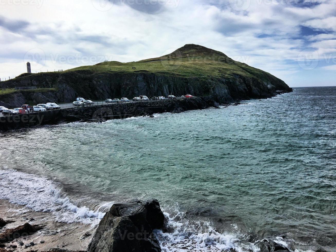 una vista de la isla de man en el verano foto