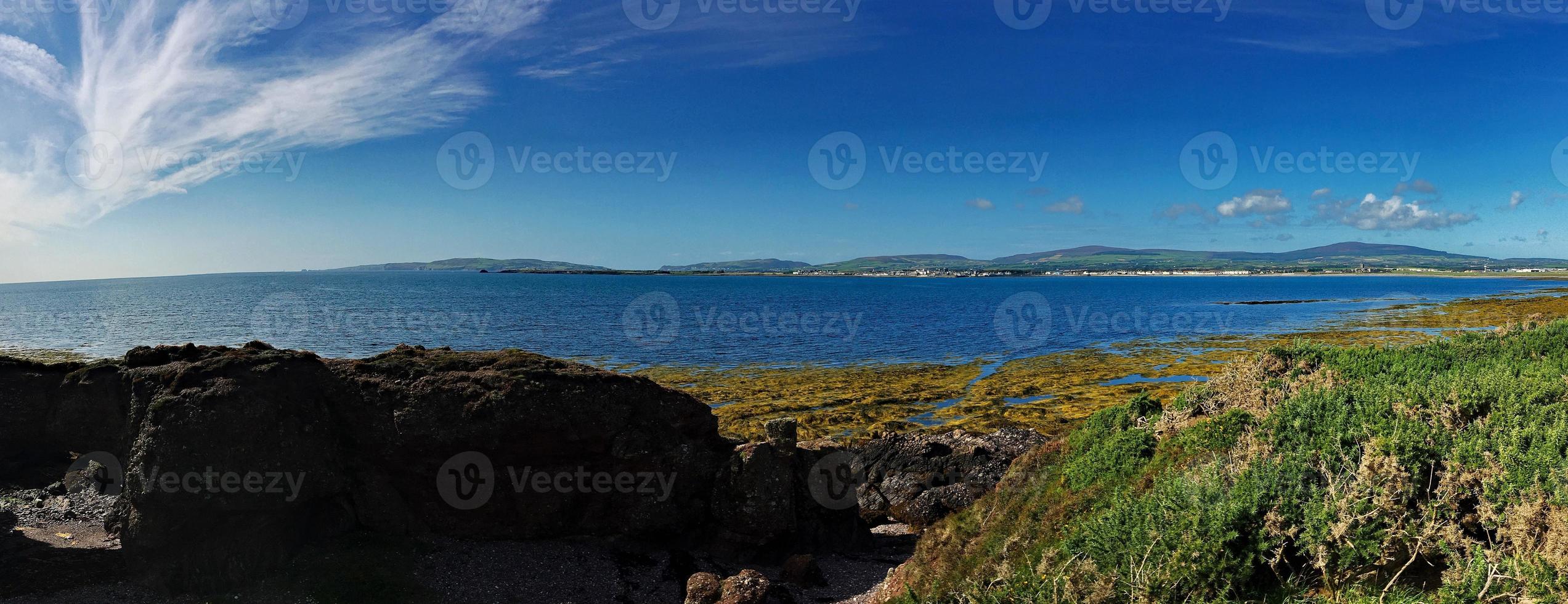 una vista de la isla de man en el verano foto