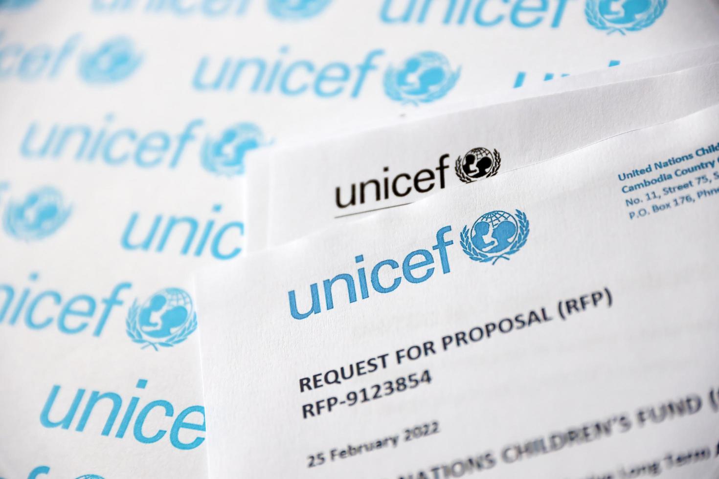 ternopil, ucrania - 2 de mayo de 2022 solicitud de propuesta de servicios de unicef - programa de las naciones unidas que brinda asistencia humanitaria y de desarrollo a los niños foto