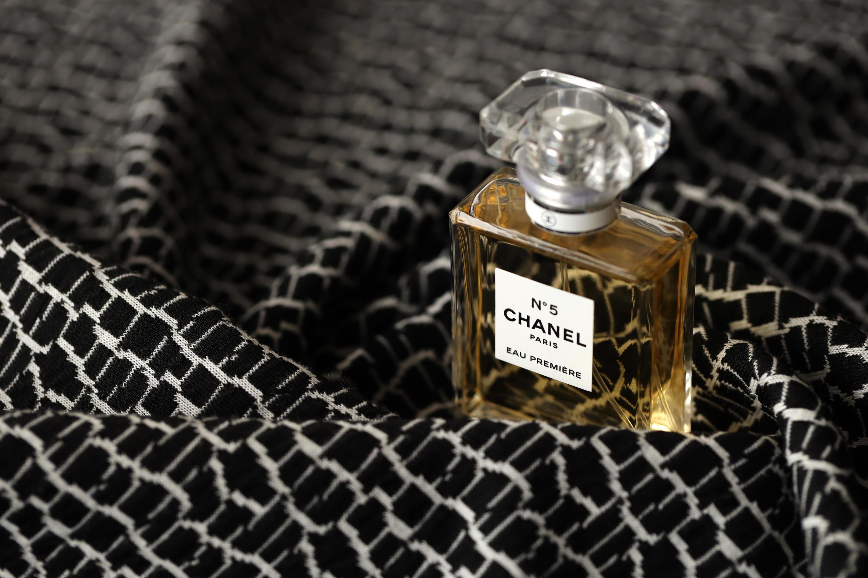 TERNOPIL, UKRAINE - SEPTEMBER 2, 2022 Chanel Number 5 Eau Premiere  worldwide famous french perfume bottle on monochrome plaid 13251249 Stock  Photo at Vecteezy