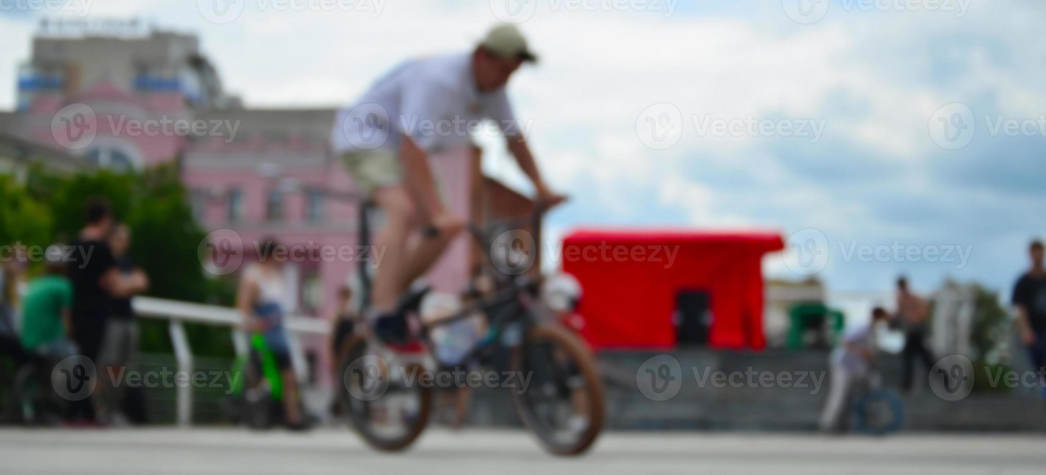 imagen desenfocada de mucha gente con bicicletas bmx. encuentro de aficionados a los deportes extremos foto