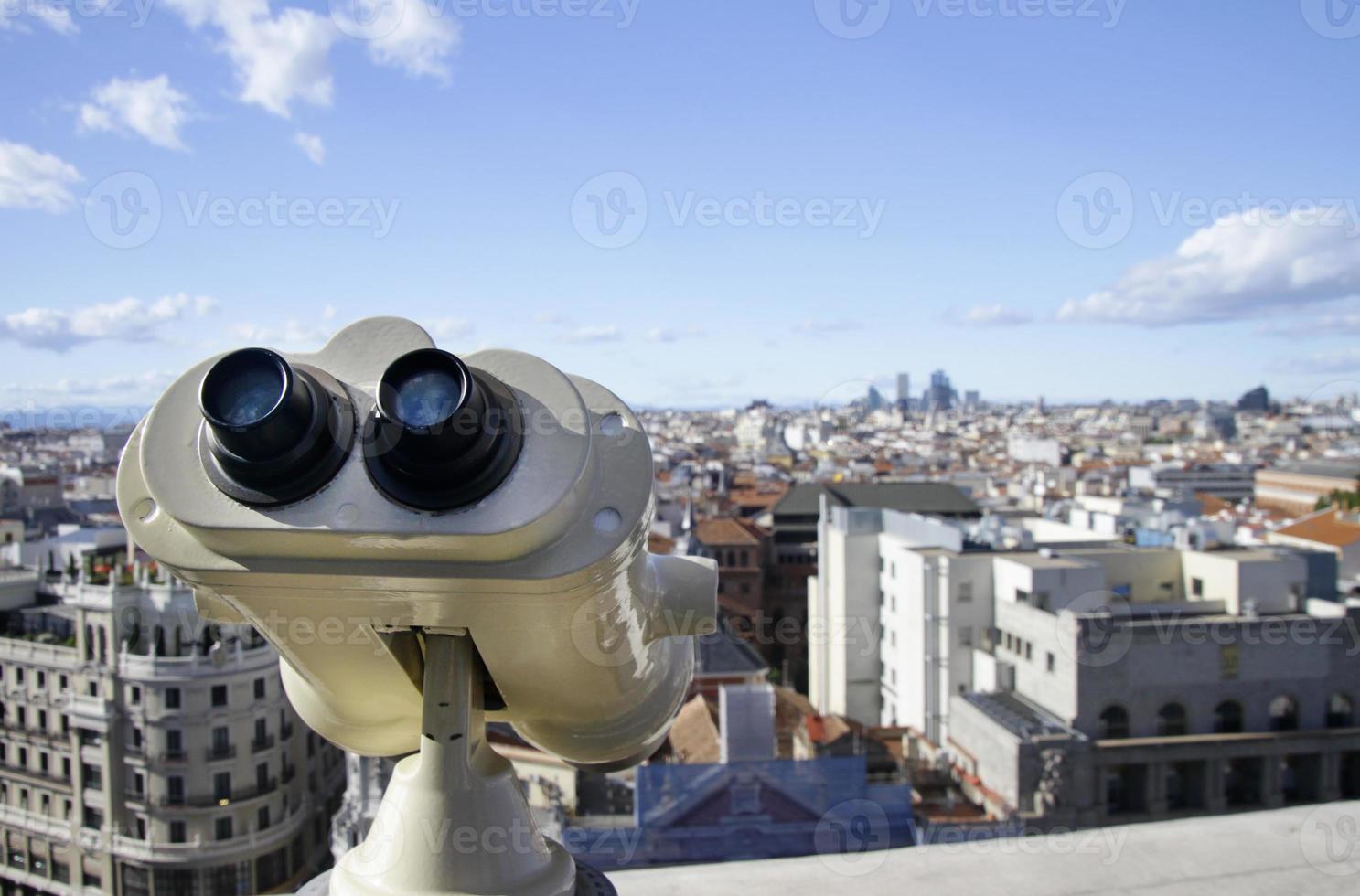 binoculares y el paisaje urbano de madrid, españa foto