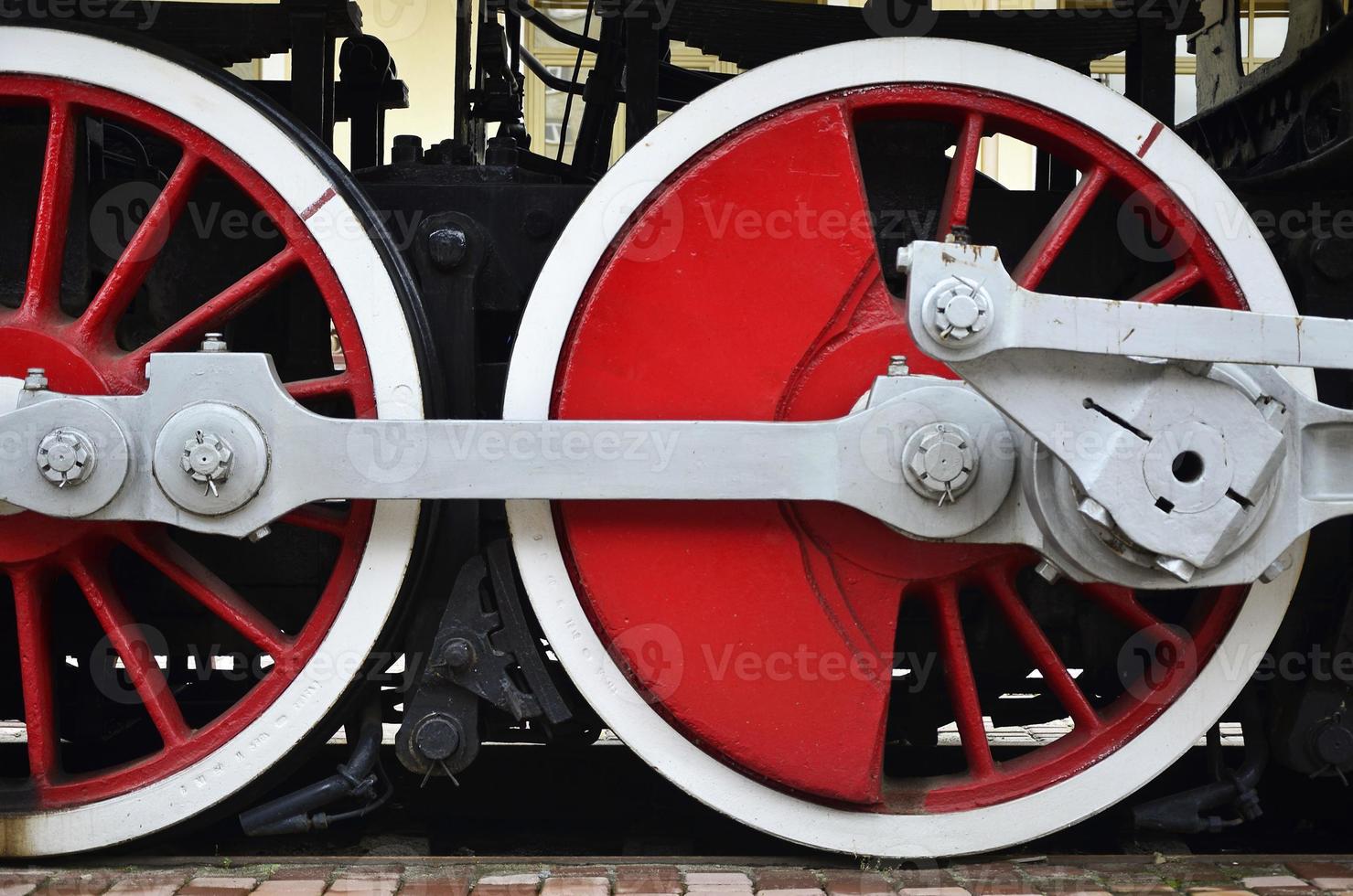 ruedas rojas del tren de vapor foto