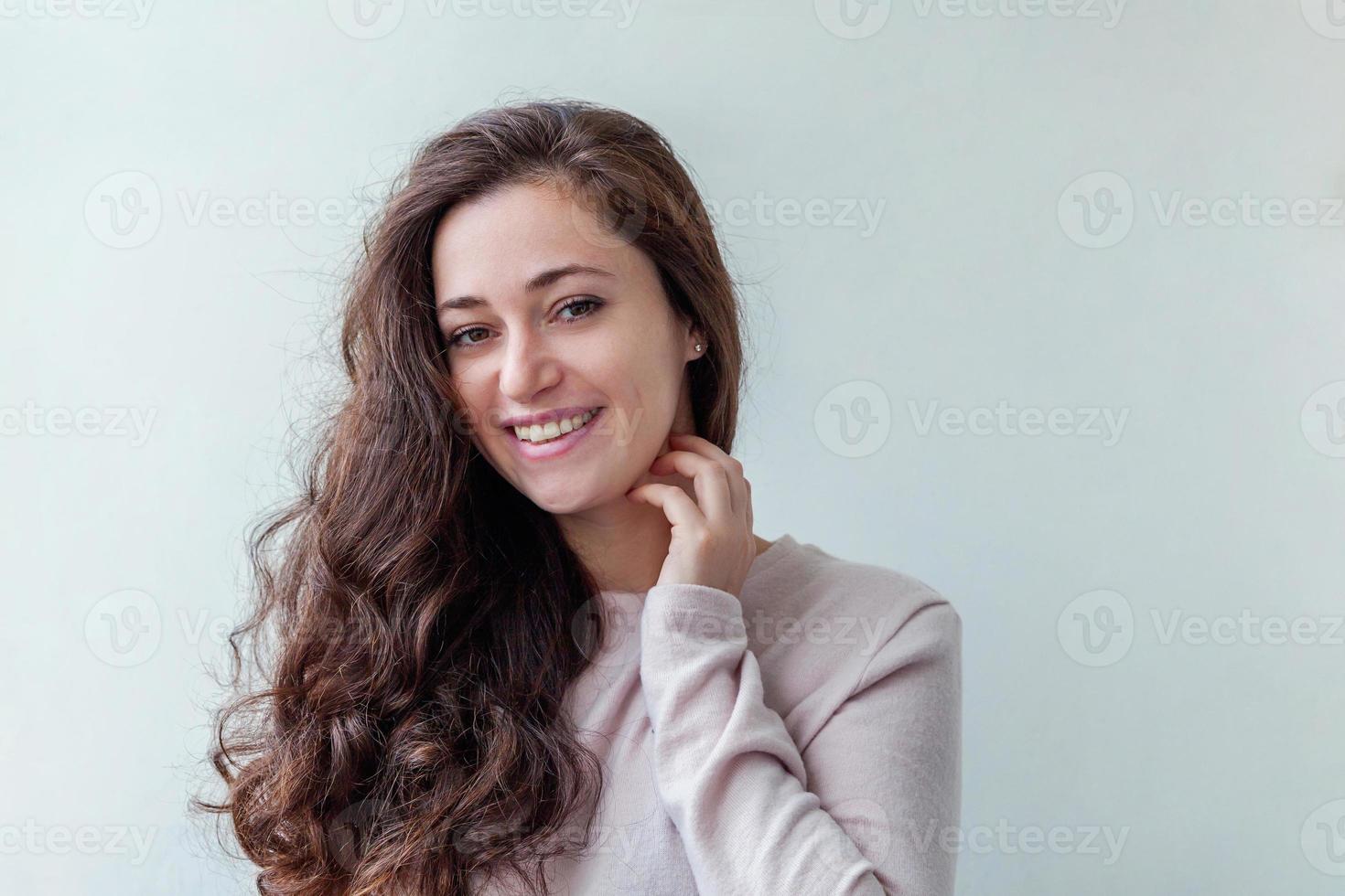 niña feliz sonriendo. retrato de belleza joven feliz mujer morena risa positiva sobre fondo blanco aislado. mujer europea. emoción humana positiva expresión facial lenguaje corporal. foto