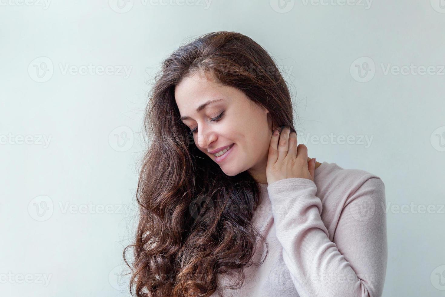 niña feliz sonriendo. retrato de belleza joven feliz mujer morena risa positiva sobre fondo blanco aislado. mujer europea. emoción humana positiva expresión facial lenguaje corporal. foto