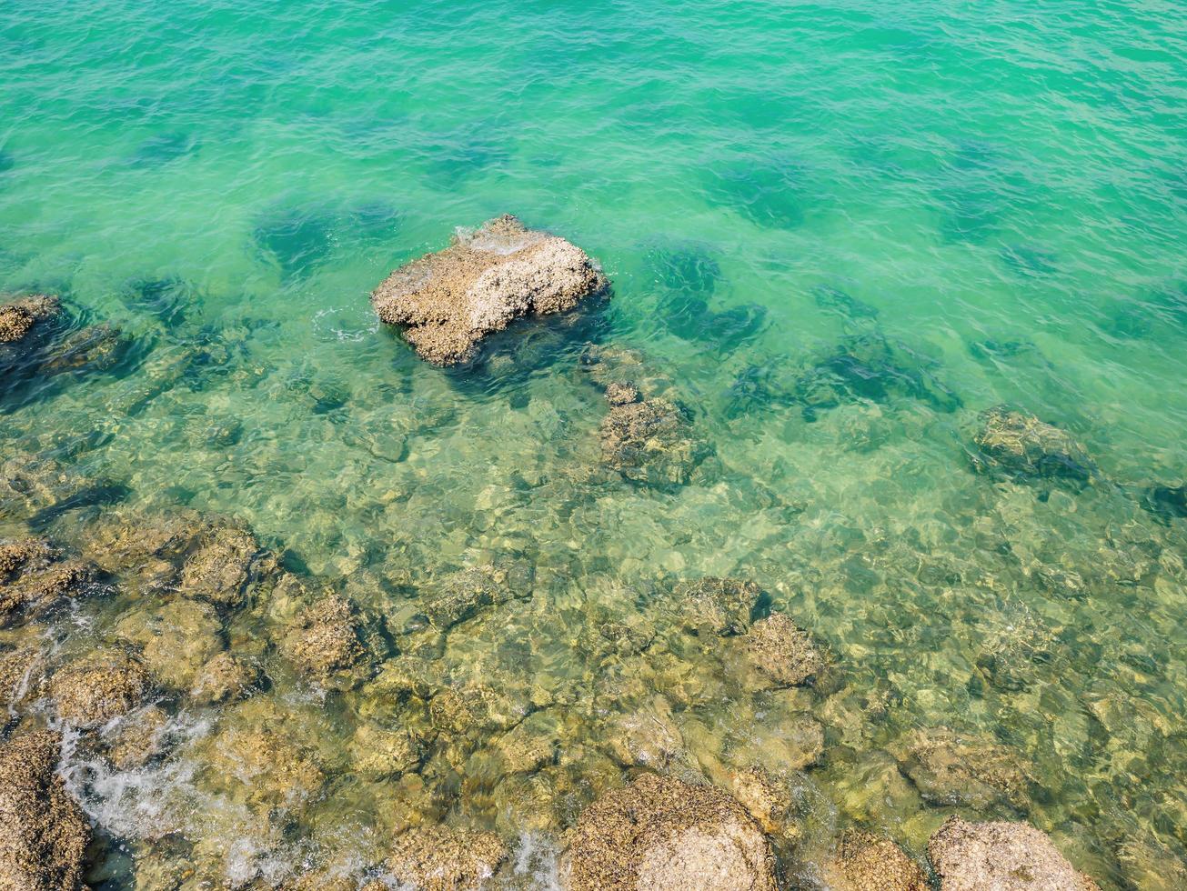 hermosa playa rocosa en la isla de koh lan cerca de pattaya tailandia foto