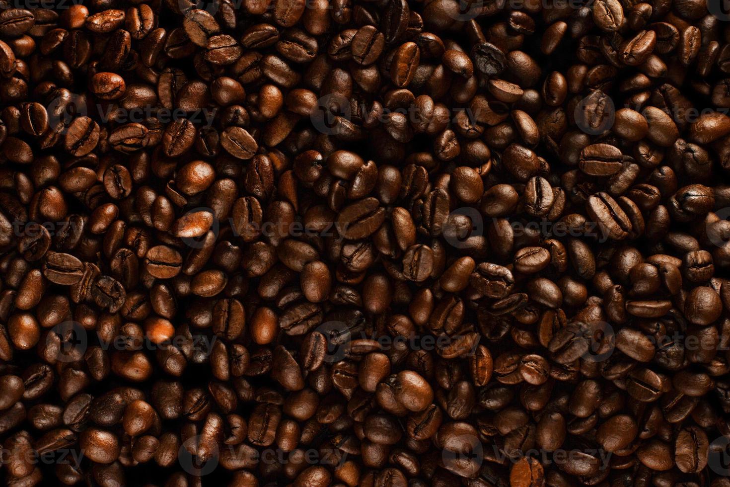 granos de café tostados. granos de café con diseño de luz de bajo perfil foto
