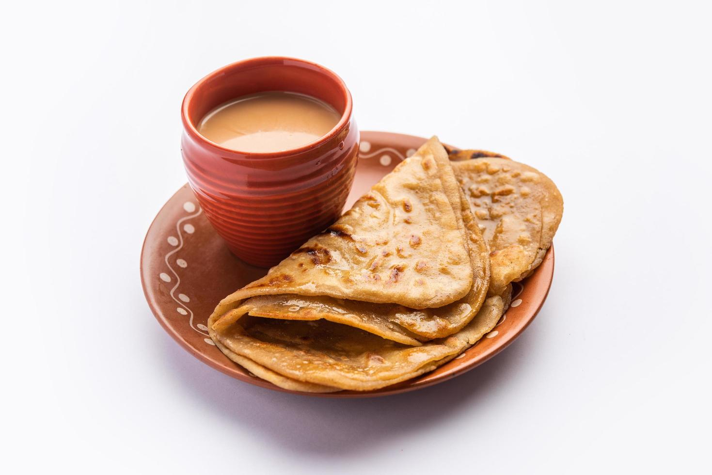 chai paratha: el té caliente servido con pan plano es una comida tradicional sencilla de india y pakistán foto