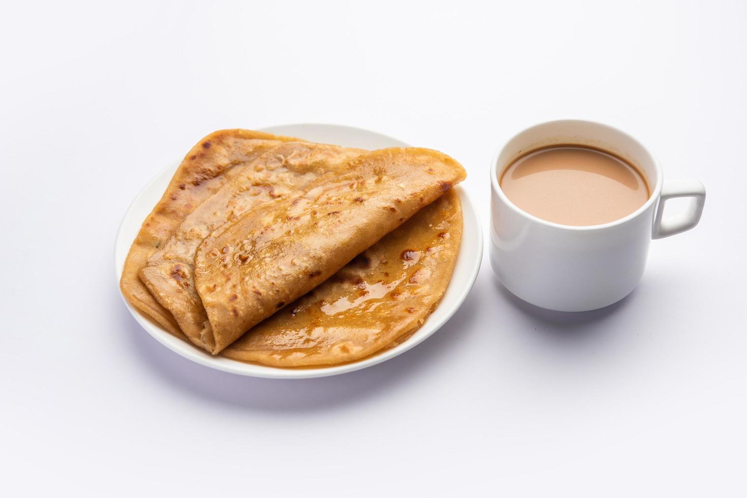 chai paratha: el té caliente servido con pan plano es una comida tradicional sencilla de india y pakistán foto