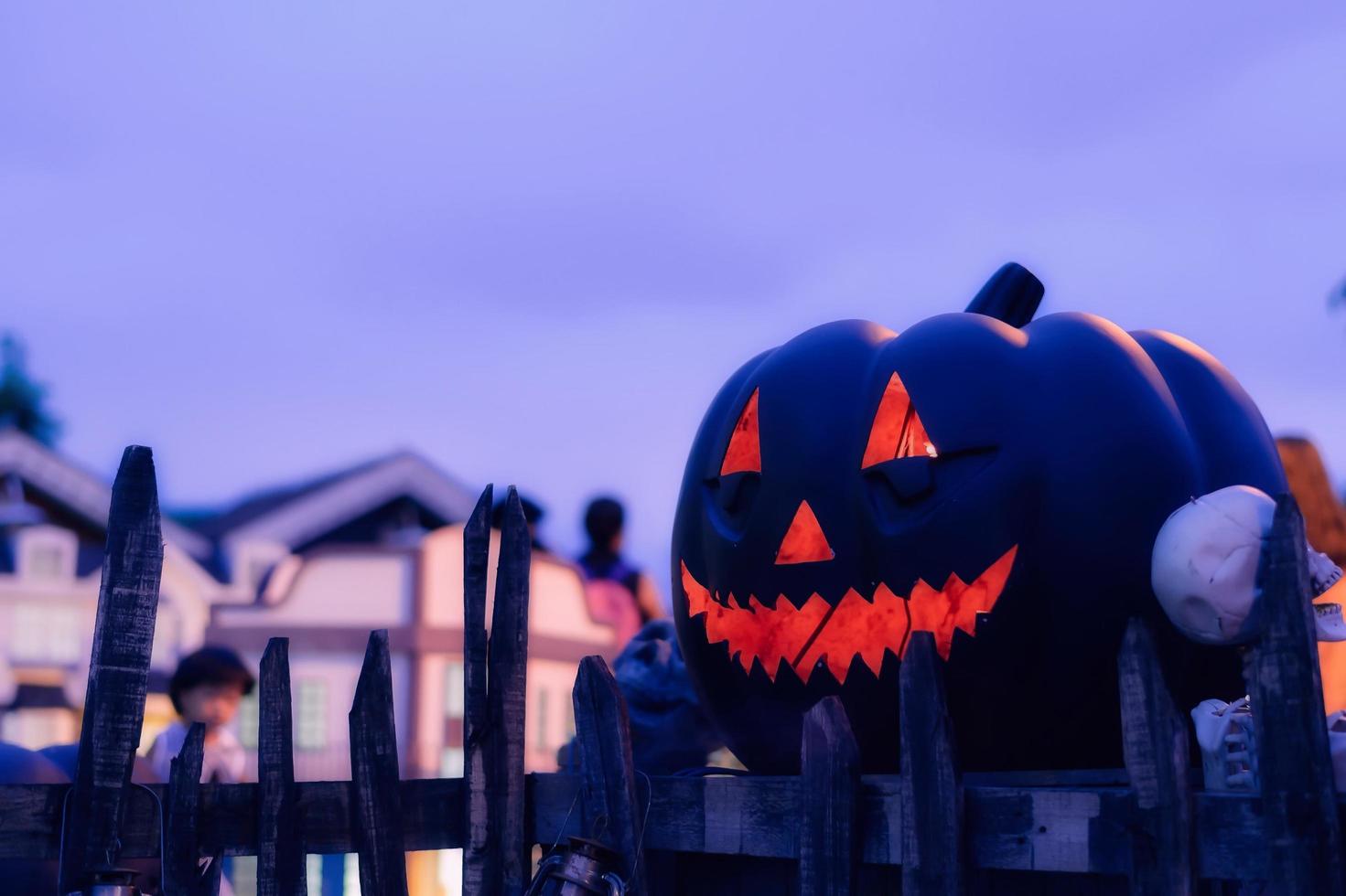 decoración de halloween con calabaza y calavera foto