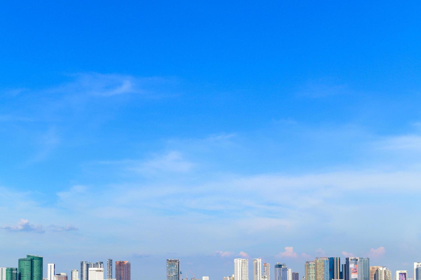 cielo azul en un día de verano sobre las ciudades foto