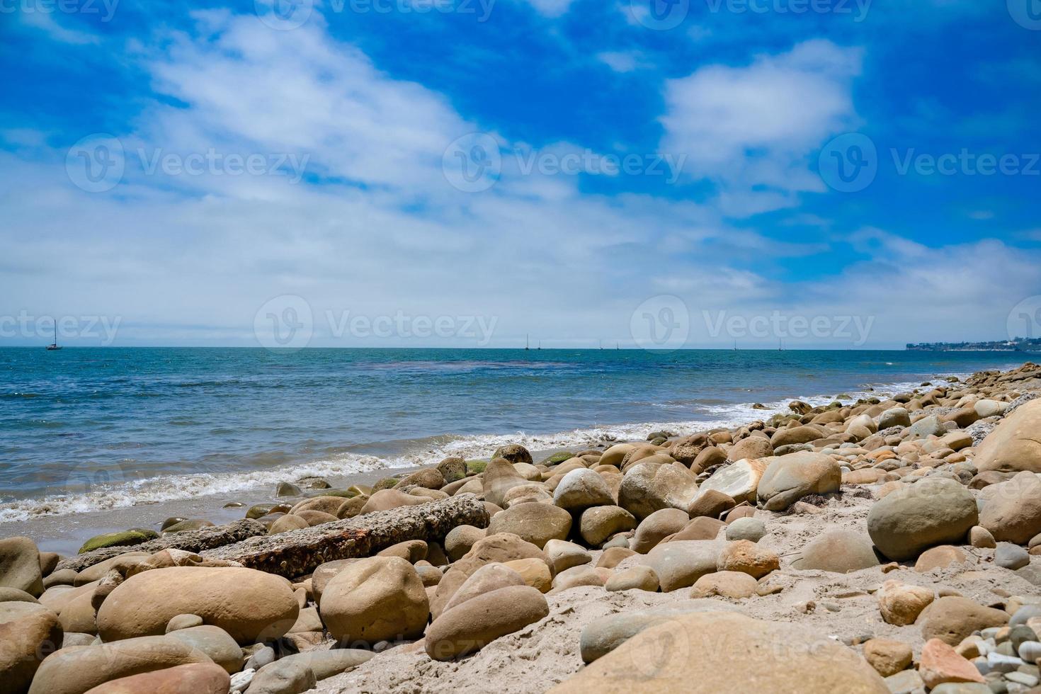 piedras grandes en una playa foto