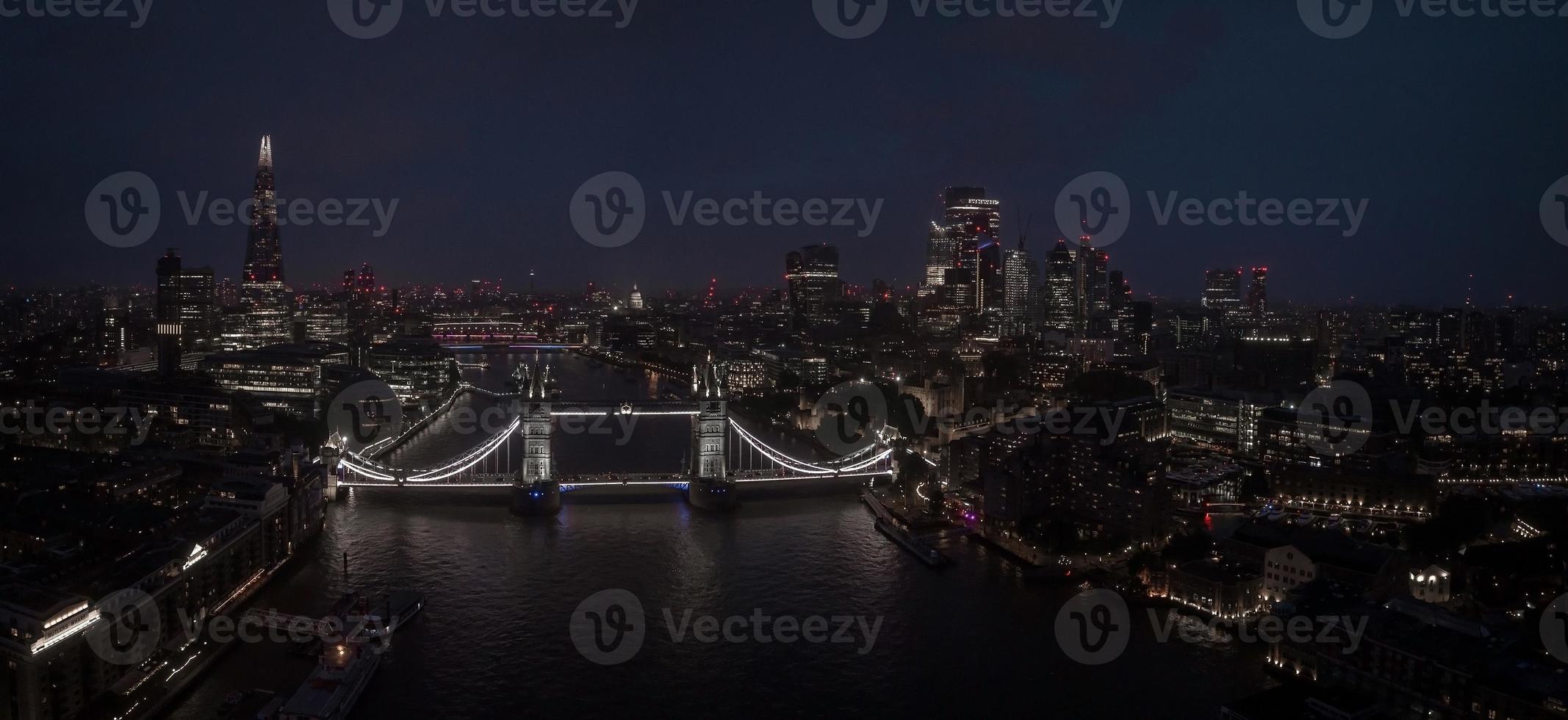 vista aérea del puente de la torre iluminada y el horizonte de londres, reino unido foto