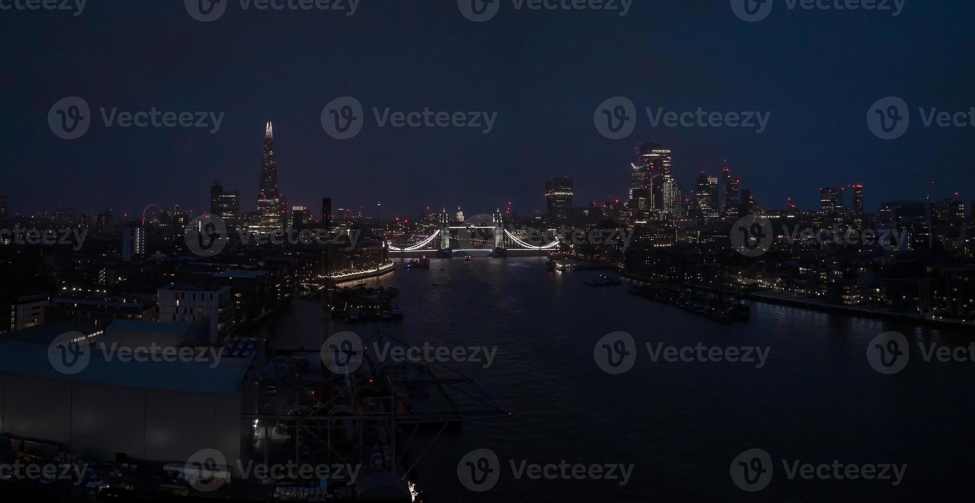 vista aérea del puente de la torre iluminada y el horizonte de londres, reino unido foto