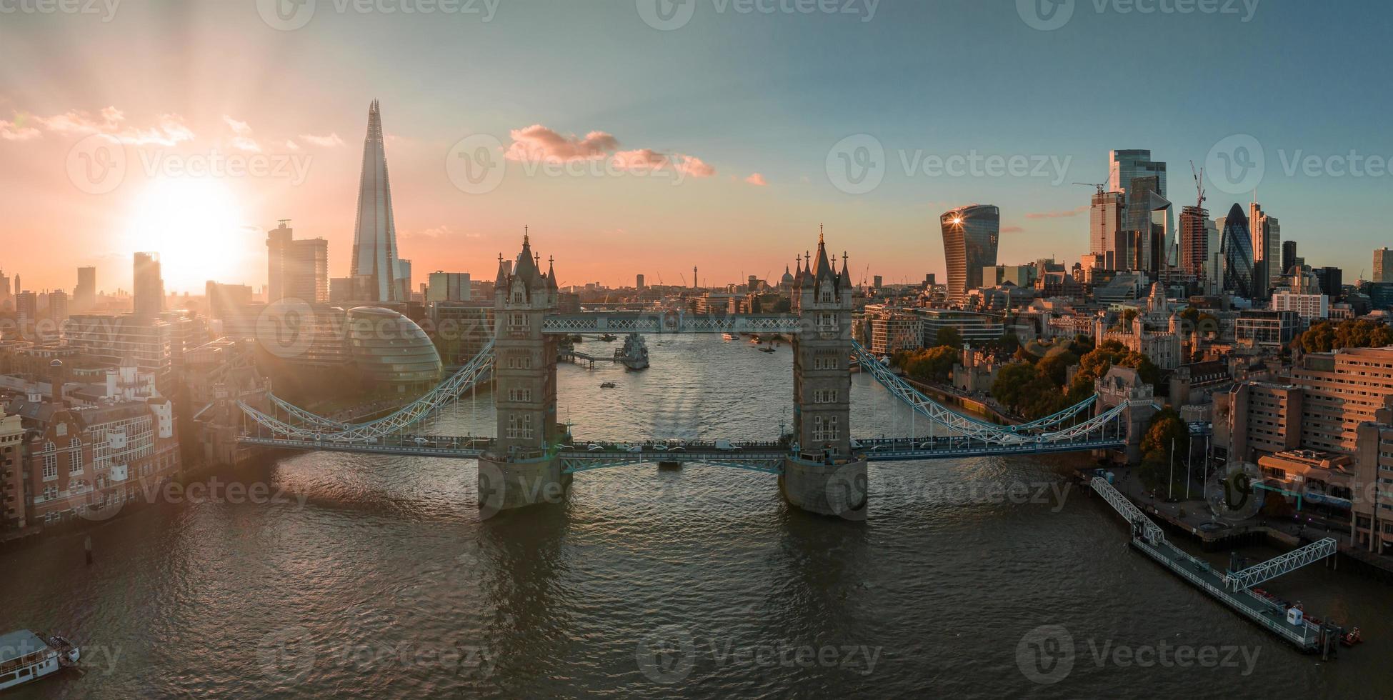 vista aérea del puente de la torre de londres al atardecer. foto