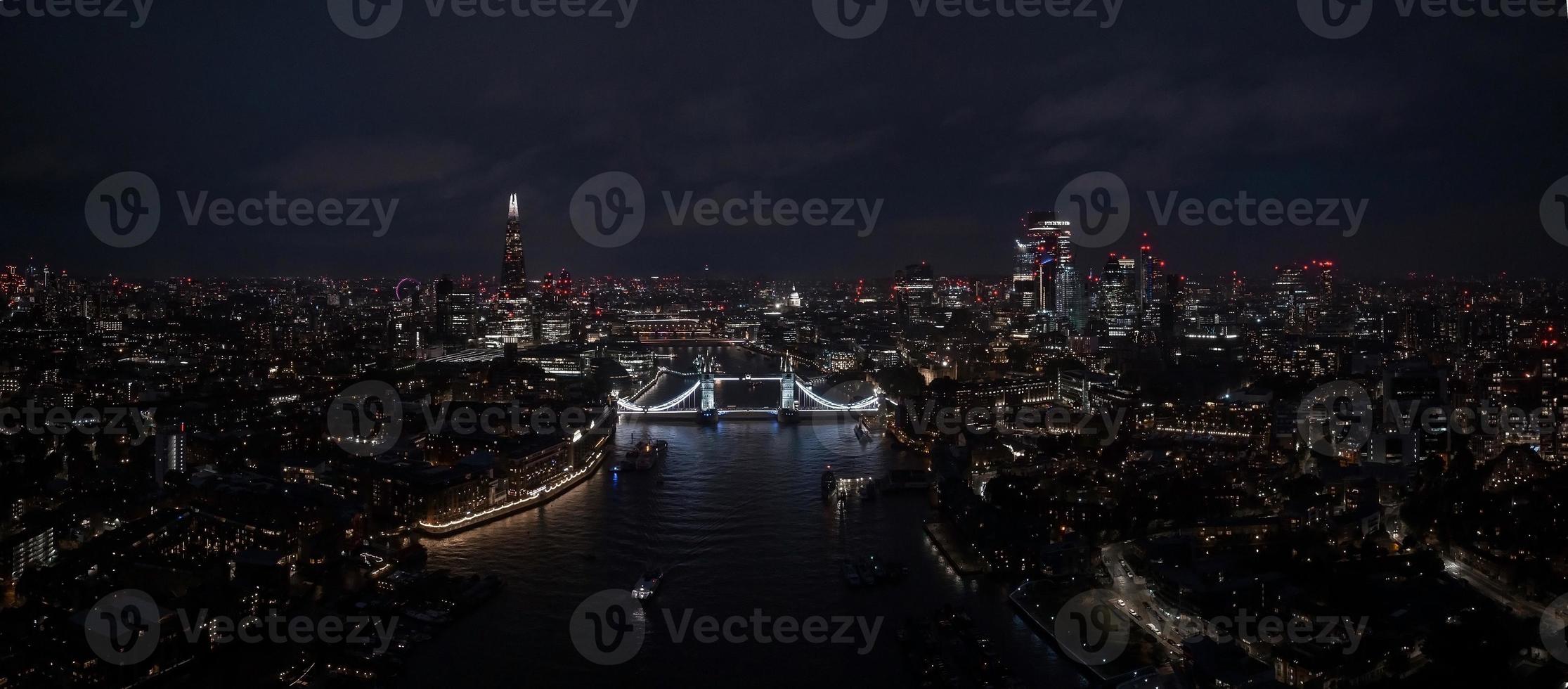 vista aérea del puente de la torre iluminada y el horizonte de londres, reino unido foto