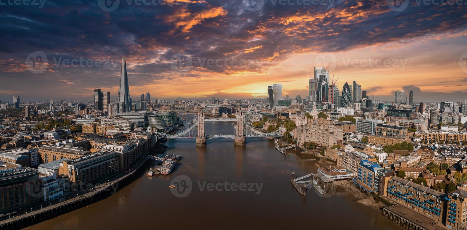 Vista panorámica aérea del paisaje urbano de Londres y el río Támesis foto