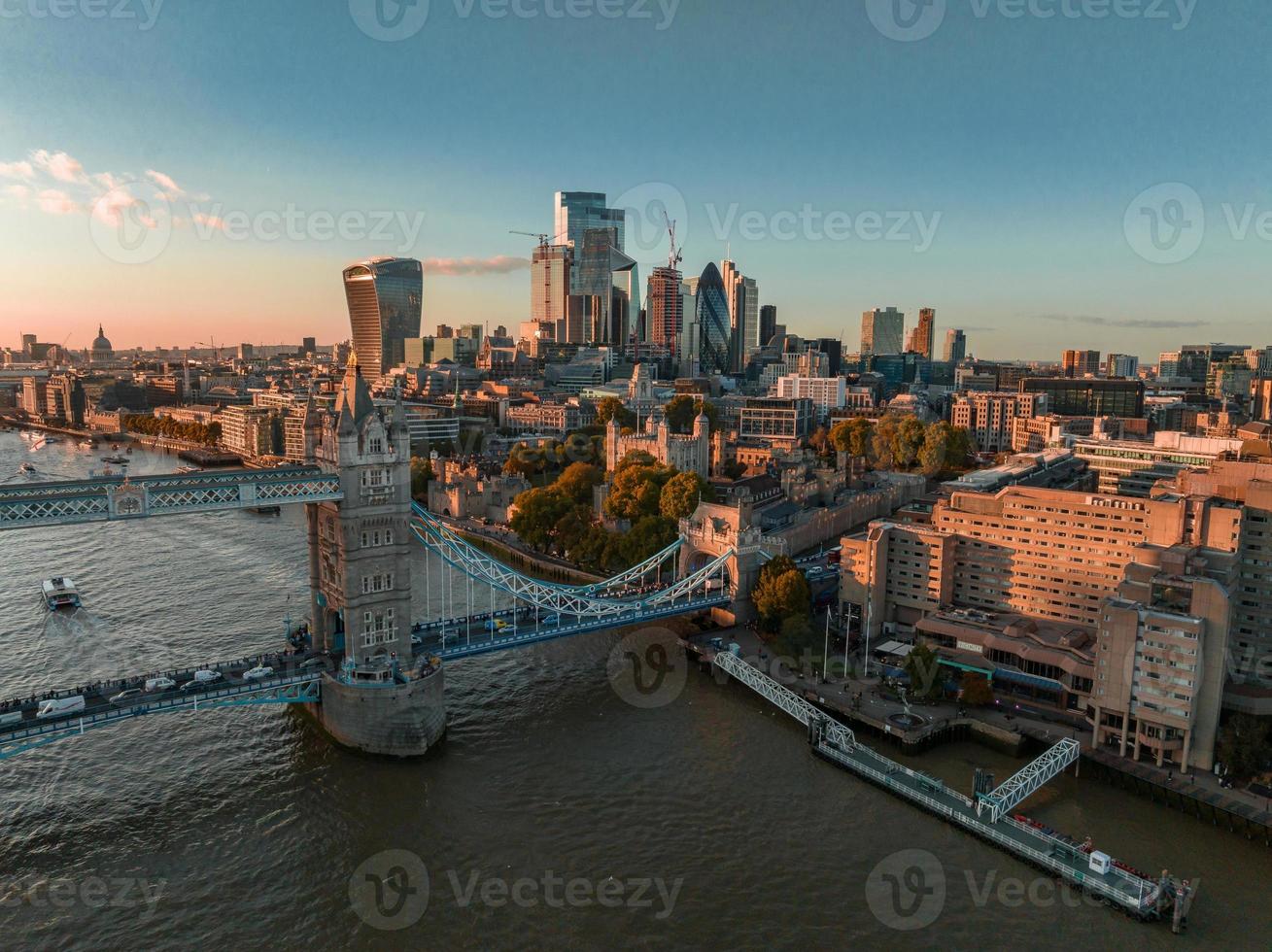 vista aérea del puente de la torre de londres al atardecer. foto