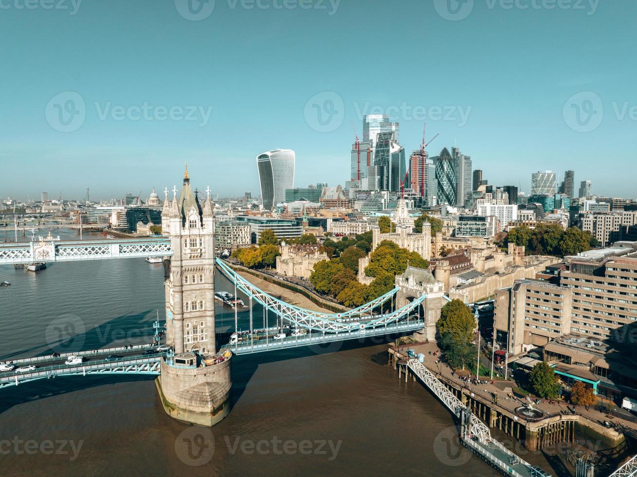 Vista panorámica aérea del paisaje urbano de Londres y el río Támesis foto