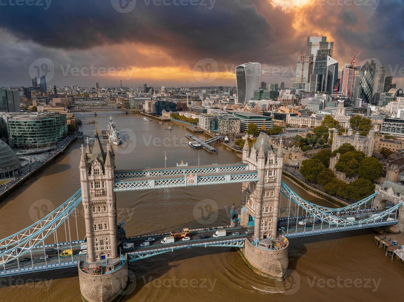 vista aérea del puente de la torre, en el centro de londres, desde la orilla sur del támesis. foto