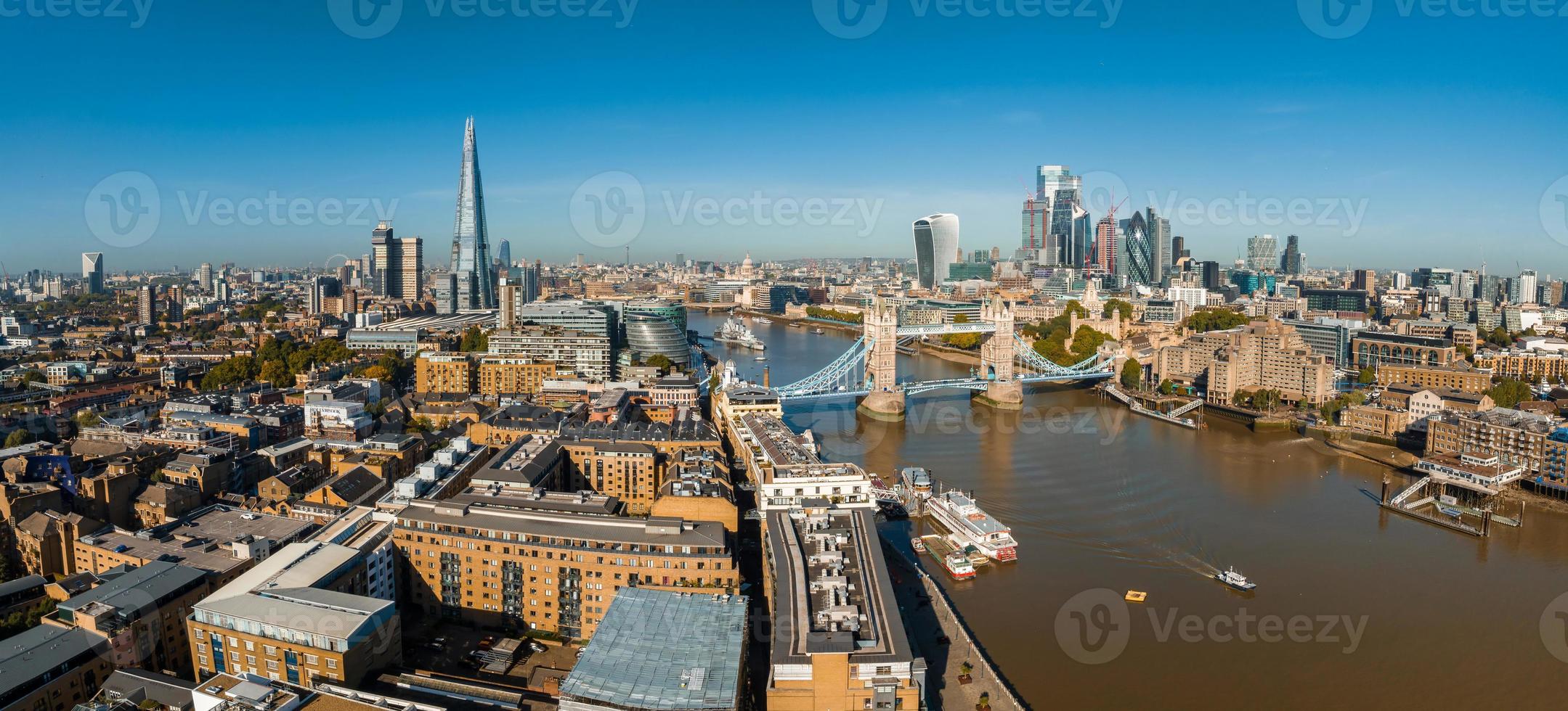 Vista panorámica aérea del paisaje urbano de Londres y el río Támesis foto