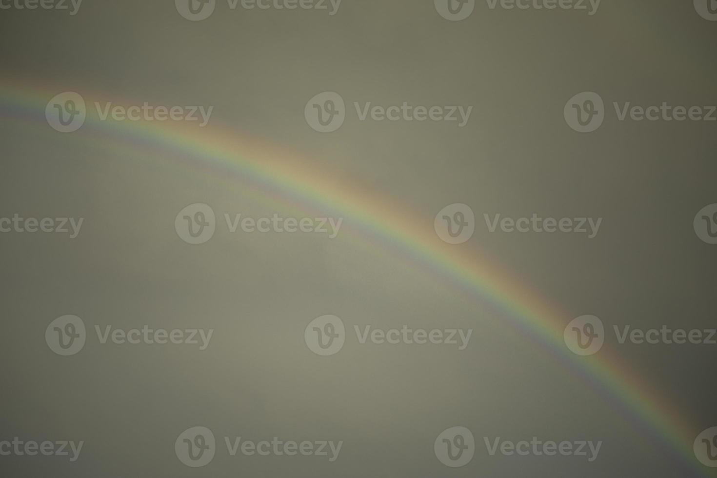 arcoiris en el cielo. Después de la lluvia. fenómeno de la naturaleza. foto